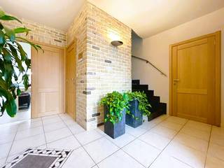 Energiezuinige alleenstaande woning op 540 m² in een doodlopende straat, bestaande uit een inkomhal met gastentoilet, bureel, lichtrijke...