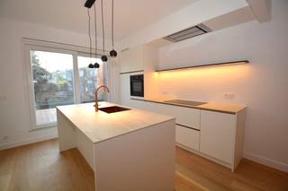 Volledig gerenoveerd en luxueus appartement met riant terras op de eerste verdieping op wandelafstand van het Te Boelaerpark! Bestaande uit:...