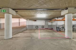 Op een toplocatie in het centrum van Mechelen vlakbij het station bevindt zich deze ruime staanplaats in residentie Capri op de -1 verdieping. Er is een senctionale toegangspoort met afstandsbedieng voorzien om deze staanplaats te kunnen betreden. Grijp nu uw kans!<br /><br /> Contacteer ons voor meer informatie op 0473/38.29.40.