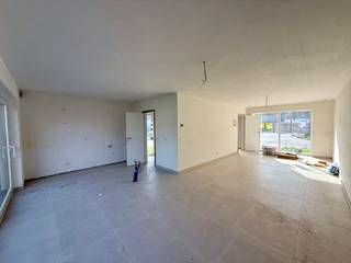 <p>Nog 7 energiezuinige woningen.<br /><br />Prijzen vanaf 317.000€ (excl. kosten) - 362.000€ (excl. kosten). Grond oppervlakte vanaf 139m2 - 364m2. <br /><br />Nog keuze uit halfopen tot gesloten bebouwing met 2 bouwlagen.<br /><br />Lot 2 - 5 volledig afgewerkt en klaar tegen eind dit jaar.<br /><br />Bijzondere aandacht gaat uit naar een veilige, groene en rustige leefomgeving.<br /><br />Bepaal zelf de finishing touch van jouw droomhuis, met inspraak in de afwerking.<br /><br />Ervaar de mogelijkheden in onze modelwoning, beschikbaar na afspraak.<br /><br />Meer informatie? <br />Info@yess-vastgoed.be - 050 / 33 59 03</p>