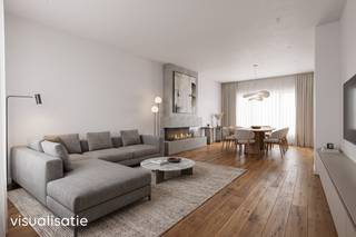 <strong>Te renoveren woning met 5 slaapkamers, garage en zuidgerichte tuin op een perceel van 276 m² op een rustige, maar centraal gelegen locatie te Turnhout! Epc 573 kWh/m² - F label.<br /><br />Ligging: </strong>De woning is gelegen in een rustige straat, parallel aan de Steenweg op Oosthoven. Hierdoor geniet u van een aangename woonomgeving met een uitstekende bereikbaarheid. Winkels, scholen, horeca, openbaar vervoer en de belangrijkste invalswegen bevinden zich op korte afstand.<br /><br /><strong>Indeling: -1: </strong>Kelder, technische ruimte 0: hal, garage, bureau, woonkamer, keuken, berging/wasplaats, doucheruimte, toilet.<strong> +1: </strong>hal, 3 slaapkamers, berging. +2: 2 kamers, zolderruimte.<strong> buiten: </strong>terras, tuin.<strong><br /><br />Omschrijving:</strong> Via de inkomhal bereikt u links enerzijds de inpandige garage met elektrische sectionaalpoort en een aparte bureauruimte, anderzijds vindt u rechts de ruime woon- en eetkamer, waar u geniet van een mooi zicht op het zuidgerichte terras en de fraai aangelegde tuin. Achteraan de woning bevindt zich de afzonderlijke leef-keuken, aansluitend op een ruime berging/wasplaats, een aparte doucheruimte en een afzonderlijk toilet. <br />Op de eerste verdieping beschikt de woning over drie volwaardige slaapkamers en een extra ruimte die perfect kan dienen als dressing of bureau. De tweede verdieping biedt nog twee bijkomende kamers en een zolderruimte, waardoor er tal van mogelijkheden zijn om een ruime badkamer of een masterverdieping te creëren.<br />Verder beschikt de woning over een praktische kelder (24 m²), een waterput, rolluiken en een nieuwe Vaillant-condensatieketel uit 2025.
<p>Buiten geniet u van een onderhoudsvriendelijk, zuidgericht terras en een mooi aangelegde tuin met achteraan een tuinhuis.</p>
<p>Hoewel de woning een grondige opfrissing vraagt (EPC: 573 kWh/m² - Label F), vormt ze dankzij haar royale bewoonbare ruimte, praktische indeling en uitstekende ligging een ideale basis voor wie op zoek is naar een ruime gezinswoning die volledig naar eigen wensen kan worden ingericht.</p>
<p><strong>Troeven<br /></strong>- Rustige ligging nabij alle voorzieningen<br />- 5 slaapkamers + extra bureau/dressing<br />- Inpandige garage met elektrische poort<br />- Zuidgerichte tuin en terras<br />- Nieuwe Vaillant-ketel (2025)<br />- Kelder van 24 m²<br />- Waterput en rolluiken<br /><br /><span>Graag wijzen wij u op de renovatieplicht voor gebouwen met een E of F EPC-label uiterlijk 6 jaar na aankoop te rekenen vanaf het verlijden van de notariële akte. Voor meer info kijk op de website van het Vlaams Energie- en Klimaatagentschap: https://energiesparen.be/renovatieverplichting<br /></span><br />Bent u op zoek naar een ruime gezinswoning die u volledig naar eigen smaak kan renoveren? Dan is deze woning absoluut een bezoek waard!<br /><br /><strong>Bijzondere informatieplicht</strong>: in aanvraag.</p>