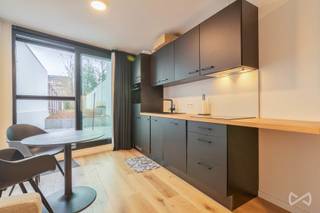 <p>ENKEL STUDENTEN!<br />Welkom in ons volledig vernieuwde gebouw met de nieuwste technieken en het hoogste comfort! Ben je op zoek naar een stijlvolle en gezellige studio? Dan is deze studio precies wat je zoekt. De studio is beschikbaar vanaf 15 september 2026 en is volledig gemeubileerd, waardoor je direct kunt intrekken en je meteen thuis kunt voelen. We hebben aan alles gedacht om ervoor te zorgen dat je een comfortabele en aangename leefomgeving hebt tijdens je studieperiode. Alle studio’s beschikken over een privatieve badkamer met douche, toilet en wastafel en zelfs een eigen keuken. Naast je eigen privéstudio heb je ook toegang tot de hypermoderne gemeenschappelijke keuken met terras. De ligging van het gebouw is ideaal voor studenten. Het is gelegen in het rustige Heverlee, maar toch dicht bij universiteiten, hogescholen, openbaar vervoer en sportaccommodaties. Als je geïnteresseerd bent in het huren van deze prachtige studio, neem dan contact met ons op om een bezichtiging in te plannen. Wees er snel bij, want deze kamer zal snel worden verhuurd!<br /><br /></p>