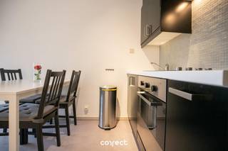 Gelegen in de groene oase 'Park Atlantis', vindt u dit goed onderhouden 2 slaapkamer appartement. Het appartement is gelegen op de eerste verdieping (lift aanwezig) in de residentie 'Mimosa' en bevindt zich middenin het groen. Het strand en de zee liggen op wandelafstand en ook het domein zelf biedt voor ieder wat wils (tennisbanen, speeltuintjes, petanqueveld... ).Omvat: een lichtrijke woonkamer met grote raampartijen, zonnig terras met wijds uitzicht, open en volledig vernieuwde moderne keuken en badkamer met ligbad, lavabo en toilet.Aan de overzijde van de gemeenschappelijke gang bevinden zich twee comfortabele slaapkamers. Vanuit beide slaapkamers heeft u toegang tot het tweede terras.TROEVEN:• vernieuwde en moderne keuken• gratis parkeergelegenheid op het domein• nieuwe pvc ramen met hoogrendementsglas (bij woonkamer)• keuring elektrische installatie CONFORM• wordt gemeubeld verkocht• groene en rustige omgeving• aparte private berging (op gelijkvloers) inbegrepenDit appartement kan uw ideale vakantieverblijf zijn aan onze kust of uw perfecte investering. Domicilie niet toegestaan.📞 Contacteer Lorenzo voor een bezoek: 0492 08 08 08 – lorenzo@correctvastgoed.be👉 Online schattingstool: https://www.correctvastgoed.be/schatting