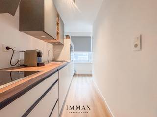 Dans une rue calme, à proximité de la très animée Lippenslaan, vous trouverez cet appartement rénové, idéal pour ceux qui souhaitent vivre dans un endroit central et confortable.<br /><br />L'entrée avec vestiaire pratique donne accès au salon lumineux avec coin salon et coin repas. La cuisine entièrement équipée est dotée d'appareils modernes et offre tout le confort nécessaire. L'appartement dispose de deux chambres à coucher spacieuses qui peuvent accueillir des armoires sur mesure. La salle de bains élégante est équipée d'une douche, d'un lavabo et de toilettes.<br /><br />Lors de la rénovation, toutes les installations techniques importantes ont été entièrement renouvelées : électricité, tuyauterie, radiateurs et chaudière. Une cave privée est incluse et un local à vélos commun est disponible. L'appartement est situé au deuxième étage d'un petit immeuble de seulement trois appartements.<br /><br />Possibilité d'acheter une place de parking/un garage dans les environs immédiats !<br /><br />Extrait urbanistique et registre des mesures en cours de demande<br /><br />N'hésitez pas à nous contacter pour plus d'informations : tél. : 050 62 44 14 ou via knokke@immax.be