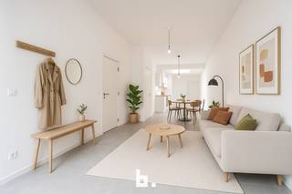 Compleet gerenoveerde woning op goede ligging te Zwevegem met living, keuken, badkamer met douche, lavabo, tuin en op eerste verdiep 2...