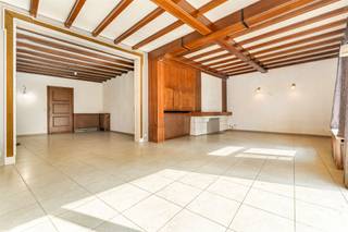 <p><span>Ruim appartement van 199 m² met 2 slaapkamers, tuin en terras op toplocatie in Balen centrum!</span></p><p><span> </span></p><p><span>Belangrijkste troeven:</span></p><ul><li><span>Centrale ligging in het centrum van Balen</span></li><li><span>Zeer ruim appartement met een bewoonbare oppervlakte van 199 m²</span></li><li><span>2 volwaardige slaapkamers en 1 badkamer</span></li><li><span>Lichtrijke woonkamer dankzij de grote raampartijen</span></li><li><span>Praktische indeling met ruime leefruimtes</span></li><li><span>Zuidwestelijk georiënteerde tuin met aangenaam terras</span></li><li><span>Nabij winkels, scholen, openbaar vervoer en andere voorzieningen</span></li></ul><p><span> </span></p><p><span>Bent u op zoek naar een ruim appartement op een centrale locatie met alle voorzieningen binnen handbereik?</span></p><p><span>Stel jezelf dan kandidaat voor de huur van dit pand door een e-mail te sturen naar </span><span>info@hetvastgoedkantoor.be</span></p><p><span>Wij vragen u om in deze e-mail een korte voorstelling van jezelf op te nemen, evenals de loonbrieven van de maanden </span><span>maart, april en mei 2026</span><span>.</span></p><p><span>Na ontvangst van uw kandidatuur nemen wij contact met u op voor verdere opvolging.</span></p><p><span> </span></p><p><span>Er worden telefonisch geen afspraken ingepland voor dit pand.</span></p>