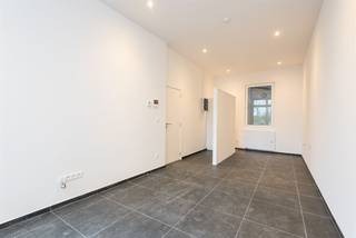 <p><span> </span></p><p><span>Een kantoorruimte waar je geen omkijken naar hebt, dat is een prima investering, en al helemaal wanneer die zich op het Antwerpse Zuid bevindt! De uitstekende locatie qua mobiliteit en nabijheid van het vlinderpaleis biedt veel opportuniteiten.</span></p><p><span> </span></p><p><span>In een kleinschalig, verzorgd gebouw met een strakke witte gevel, in de Brusselstraat 69, vind je hier op het gelijkvloers dit instapklare kantoor. Je komt er binnen in de gemeenschappelijke inkomhal, die een lichtgrijze tegelvloer heeft en een originele houten trap achteraan. Meteen rechts stap je de kantoorruimte binnen, waar de elegante, donkerblauwe tegelvloer opvalt, net als het licht dat hier mooi binnenstroomt, en het zicht op het vlinderpaleis en een natuurpark. Meteen bij het binnenkomen links heb je een aparte nis waar je je jassen in kwijt kunt en die je makkelijk kunt afsluiten met een mooi gordijn, bijvoorbeeld. Maar evengoed gebruik je deze ruime als opslagplaats, al heb je ook nog een droge kelderberging van 5 m²!</span></p><p><span> </span></p><p><span>Mede dankzij de hoge plafonds heb je hier een kantoorruimte met een ruimtelijk gevoel.  Achteraan heb je nog een aparte ruimte met een hangtoilet, lavabo, spiegel en handdoekendroger, en ook de condensatieketel zit hier weggewerkt.</span></p><p><span>Van hieruit heb je toegang tot het kleine Oost - gerichte koertje van een kleine 3 m², waar je een stoel en een grote plant kunt neerzetten, bijvoorbeeld.</span></p><p><span> </span></p><p><span>Tegenover het vlinderpaleis, vlakbij de Leien en de Troonplaats</span></p><p><span>Je zit hier enorm centraal op het Zuid, met het Vlinderpaleis als overbuur. De Leien zijn vlakbij, net als de oprit van de autostrade en de Singel. Op de Troonplaats en de straten rondom heb je heel wat horeca en buurtwinkels, en campus Zuid van de KdG-hogeschool ligt hier gewoon om de hoek. Qua openbaar vervoer heb je maar uit te kiezen: velo-station, bus, of tram?</span></p><p><span> </span></p><p><span> </span></p>