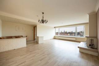 <p><span>Op zoek naar een ruim appartement waar comfort en gemak hand in hand gaan? Hier geniet je van wonen zonder parkeerstress, met de mogelijkheid tot aankoop van een garagebox (€25.000) – een echte troef op deze gegeerde locatie. Met enkele opfrissingswerken geef je dit appartement moeiteloos jouw eigen toets, terwijl de recente keuken en de warme uitstraling van de volle eiken deuren al een sterke, stijlvolle basis vormen.</span></p><p><span>Hier woon je centraal, met alles binnen handbereik, en tegelijk comfortabel en rustig boven het straatleven. Dankzij de verzorgde staat, recente keuken en logische indeling is dit een appartement waar je meteen je eigen verhaal kan beginnen.<br /><br /></span></p><p><span>Lichtrijke leefruimte met plaats voor samenkomen</span></p><p><span>Via de centrale inkomhal — de ruggengraat van het appartement — word je geleid naar de royale leefruimte aan de voorzijde. Kamerbrede raampartijen laten het daglicht rijkelijk binnenstromen en creëren een heerlijk open en luchtig gevoel. Hier vloeien een gezellige zithoek en een volwaardige eethoek naadloos in elkaar over, ideaal om te genieten of gasten te ontvangen in alle comfort. De lichte vloer en zachte kleurtonen vormen een tijdloze, serene basis die moeiteloos uitnodigt tot verder personaliseren.</span></p><p><span> </span></p><p><span>Vernieuwde keuken, praktisch en instapklaar</span></p><p><span>Aansluitend op de leefruimte bevindt zich de recent vernieuwde keuken, waar functionaliteit en esthetiek harmonieus samenkomen. Ze is uitgerust met kwalitatieve toestellen en biedt voldoende opbergruimte, waardoor alles mooi geordend blijft. De doordachte indeling en verzorgde afwerking maken van deze keuken een plek waar koken moeiteloos en aangenaam wordt.</span></p><p><span> </span></p><p><span>Badkamer, twee slaapkamers en terras aan de rustige achterzijde</span></p><p><span>Opnieuw via de inkomhal bereik je het apart toilet en  de badkamer, uitgerust met een ligbad, betegelde wanden en vloer, en een enkele lavabo — functioneel en verzorgd ingericht. Verder aan de achterzijde van het appartement bevinden zich twee slaapkamers, rustig gelegen en badend in aangenaam daglicht. De master bedroom is ruim en uitnodigend, terwijl de tweede kamer zich perfect leent als kinder-, logeer- of bureauruimte. Vanuit deze kamer stap je zo het terras op — een fijne buitenplek om even te vertragen en te genieten van een koffiemoment of een frisse neus.</span></p><p><span> </span></p><p><span>De stad zo in en uit &amp; vlakbij enkele parken</span></p><p><span>Het is hier lekker centraal wonen, op de Boterlaarbaan: vlakbij de stad en toch is ook het groen niet veraf. Zo heb je om de hoek het Rivierenhof en Park Groot Schijn. Je hebt hier allerlei supermarkten en winkels op wandelafstand, net als scholen en openbaar vervoer. Ook via de op- en afritten van de autosnelweg ben je in een handomdraai vertrokken in alle windrichtingen. </span></p><p><span>Geen maatregelen in het Vlaams Handhavingsplatform</span></p><p><span> </span></p>