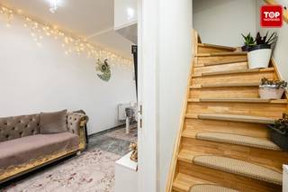 Deze gerenoveerde en instapklare woning vlakbij Gent, combineert comfortabel wonen met een praktische ligging.Op het gelijkvloers bevindt zich een...