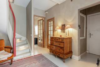 <p><strong>Unieke duplex-penthouse met ruim terras in hartje Antwerpen</strong></p>
<p>Ontdek deze bijzondere <strong>duplex-penthouse</strong> in de levendige <strong>Appelmansstraat</strong>, op een steenworp van de Meir, de Keyserlei en het Centraal Station. Hier woont u in het bruisende hart van Antwerpen, met winkels, restaurants, cultuur en openbaar vervoer letterlijk voor de deur.</p>
<p>De penthouse is gespreid over twee verdiepingen en biedt <strong>uitzonderlijke buitenruimtes</strong>:</p>
<ul>
<li>
<p><strong>Een groot groendak</strong> dat niet alleen een prachtig uitzicht geeft, maar ook een oase van rust vormt midden in de stad.</p>
</li>
<li>
<p><strong>Een royaal terras aan de achterzijde</strong>, perfect voor lange zomeravonden of een ontspannen ochtendkoffie.</p>
</li>
</ul>
<p>Binnen geniet u van <strong>veel licht en ruimte</strong>, met talloze mogelijkheden om de indeling naar eigen wens en stijl aan te passen. Denk aan een open leefruimte met keuken en eetgedeelte, een master suite op de bovenverdieping, of zelfs een thuiskantoor met panoramisch uitzicht.</p>
<p><strong>Troeven op een rij:</strong></p>
<ul>
<li>
<p>Centrale ligging in de diamantwijk, vlak bij alle hotspots van Antwerpen.</p>
</li>
<li>
<p>Duplex-indeling met veel potentieel en flexibiliteit.</p>
</li>
<li>
<p>Groot groendak én ruim achterterras.</p>
</li>
<li>
<p>Rustige buitenruimtes ondanks de centrale locatie.</p>
</li>
<li>
<p>Op wandelafstand van station, winkels en horeca.</p>
</li>
</ul>
<p>Deze penthouse combineert <strong>stedelijke dynamiek</strong> met <strong>privé-buitenruimte</strong> en biedt alle ingrediënten voor een luxueus en persoonlijk ingericht stadsappartement.</p>