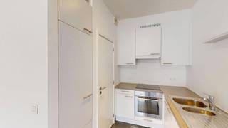 <p>Appartement gelegen in Residentie Beethove met mooi <strong>zuid terras</strong> en parkeergelegenheid.<br /><br />Centraal gelegen nabij de directe tramverbindingen naar alle wijken van de stad en de uitvalswegen. <br /><br />Indeling: Inkomhal met gastentoilet en handenwasser. Vanuit de hal toegang tot een uiterst <strong>zonnige leefruimte</strong> voorzien van natuurtegels. Toegang tot een zuid gericht terras. Geïnstalleerde keuken met aansluitend een berging met aansluitingen voor was- en droogautomaat.</p>
<p><strong>2 slaapkamers</strong> en een badkamer voorzien van een ligbad combinatie douche en een dubbele wastafel.</p>
<p>Kelderberging (nr 3) inbegrepen. Ruime <strong>fietsenberging</strong> en <strong>gemeenschappelijke tuin</strong></p>
<p><strong>Autostaanplaats</strong> (nr 35) verplicht bij te huren aan 125 €/maand</p>
<p><strong><span></span></strong></p>