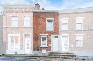 Contact et visites : Mattia Di Pisa 071 15 87 87 Maison 1 chambres Montignies-sur-Sambre idéale pour un premier investissement. Située à 6061, Rue des Gayetes 3, Montignies-sur-Sambre cette maison représente une belle opportunité d’investissement avec un revenu locatif immédiat. La maison se compose comme suit : Au rez-de-chaussée, vous trouverez un espace cuisine et salle à manger ainsi que la salle de bain. À l’étage, un hall de nuit dessert sur le salon. Au dernier étage la chambre. Le bien est actuellement loué au prix de 620€ par mois, offrant une rentabilité brute d’environ 7 % Vous recherchez un investissement avec rendement immédiat ? Ce bien vous correspondra certainement ! Descriptif à titre indicatif et non contractuel, sous réserve d’inexactitudes. Pour plus d'informations contactez : L'agence au 071 15 87 87 ou mattia.dipisa@weinvest.be