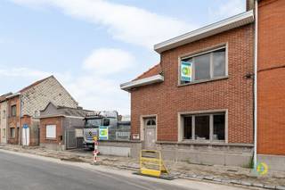 <p><span>Op een strategische ligging, vlakbij een vlotte toegangsweg, vindt u dit interessante vastgoed met tal van mogelijkheden. Het geheel omvat een ruime loods van maar liefst 553 m², in goede staat, met indrukwekkende stockageruimte  ook in de hoogte. Ideaal voor opslag of andere professionele activiteiten. Achteraan de loods bevindt zich een groene buitenruimte, die extra mogelijkheden biedt als ontspanningszone of functionele buitenruimte. Aan de straatkant, vooraan het perceel, is er een bureauruimte van 95 m², perfect als administratief of commercieel kantoor gekoppeld aan de loods.Daarnaast beschikt het perceel over een woning van 180 m². Deze woning dient gerenoveerd te worden, maar biedt daardoor ook een mooie kans tot meerwaardecreatie. Ideaal voor wie wonen en werken wil combineren, of op zoek is naar een rendabele investering. Dit pand biedt een zeldzame combinatie van ruimte, toegankelijkheid en potentieel  aarzel dus niet om meer informatie op te vragen of een bezoek in te plannen.</span><span> </span></p>