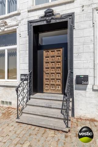 Karaktervol gerenoveerd vastgoedcomplex bestaande uit een stijlvolle woning met bureelruimte, een achterliggend magazijn, gunstig gelegen aan de Maastrichtersteenweg 244-246 te Tongeren.<br /><br />Dankzij de uitstekende ligging langs de gewestweg N79 tussen Riemst en Tongeren, en op korte afstand van de autosnelweg, geniet deze eigendom van een vlotte bereikbaarheid.<br />Winkels en dagelijkse voorzieningen bevinden zich op enkele autominuten.<br />Het geheel is gelegen op een perceel van 14a 20ca en biedt tal van mogelijkheden, waaronder privébewoning gecombineerd met kantoor- of praktijkruimte.<br />Zowel vooraan als op het terrein zelf is ruime parkeergelegenheid voorzien.<br /><br /><u><strong>Woning met bureelruimte:</strong></u><br />De authentieke woning (186 m²), gecombineerd met een bureelgedeelte van ca. 70 m², werd met oog voor detail gerenoveerd waarbij het oorspronkelijke karakter zorgvuldig bewaard bleef. De ruime indeling, overvloedige lichtinval en stijlvolle afwerking zorgen voor een bijzonder aangename woon- en werkomgeving.<br /><br />Via de centrale inkomhal bereikt men enerzijds het private woongedeelte en anderzijds de bureelruimte.<br />Het woongedeelte omvat een royale en lichtrijke leefruimte, aansluitend op een volledig ingerichte landelijke keuken met ruime eethoek en een prachtig zicht op de binnentuin, bereikbaar via een schuifpui. Verder beschikt de woning over een praktische berging.<br /><br />Op de eerste verdieping geeft de overloop toegang tot de master bedroom met geïntegreerde dressing en een ensuite badkamer uitgerust met een vrijstaand ligbad, wastafel, ruime inloopdouche en afzonderlijk toilet.<br />De tweede slaapkamer beschikt over een naastgelegen bureelruimte en biedt doorgang naar de wasruimte.<br /><br />De tweede verdieping (82m²) werd reeds voorbereid voor verdere afwerking tot twee bijkomende slaapkamers met dressing en badkamer.<br />De vloer is voorzien van OSB-platen en de wanden en plafonds werden afgewerkt met gipsplaten.<br /><br />Daarnaast is de woning grotendeels onderkelderd (ca 85m²) en beschikt zij over diverse praktische bergruimtes.<br /><br />De kantoorruimte omvat een indrukwekkende nokhoge bureelruimte, een extra kantoor, kitchenette en gastentoilet. Via de sfeervolle binnentuin staat deze ruimte bovendien in directe verbinding met het achtergelegen magazijn.<br />Voorzien van alarm en camerabewaking. <br /><br /><u><strong>Magazijn:</strong></u><br />Het magazijn (382 m²) is bereikbaar via een automatische toegangspoort en omvat een ruime opslagplaats, afzonderlijke bureelruimte. Op de verdieping is er bijkomende opslagruimte en een bergruimte.<br />Achteraan bevindt zich overdekte opslagruimte (21m²). Het gebouw is uitgerust met twee sectionaalpoorten.<br /><br /><br /><u>Belangrijkste troeven van deze aanbieding zijn:</u><br /><br />- Uitstekende ligging langs de N79 tussen Riemst en Tongeren, nabij de autosnelweg.<br />- De voorgelegen weg wordt binnenkort volledig heringericht met extra groenvoorzieningen, wat de omgeving en uitstraling aanzienlijk zal versterken.<br />- Uniek vastgoedcomplex bestaande uit woning, burelen en magazijn.<br />- Veelzijdig inzetbaar voor privébewoning, kantoor, praktijkruimte of combinatie van wonen en werken.<br />- Ruime parkeermogelijkheden op eigen terrein.<br /><br /><br />Voor meer info of een bezoek ter plaatse, contacteer ons op 0473 79 29 30 of mail naar luc@vestio.com <br /><br /><br /><br /><br /><br /><br /> 