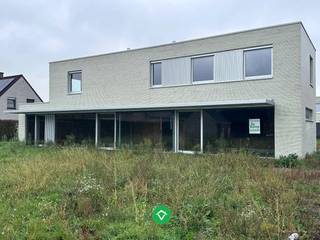Deze rustig gelegen alleenstaande nieuwbouwwoning heeft een bewoonbare oppervlakte van 283 m² en is gelegen op een grondoppervlakte van 1250 m²...