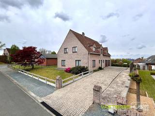 Ontdek deze prachtige villa in fermettestijl met dubbele garage en tuin, gelegen in een rustige laan in een kindvriendelijke en residentiële...