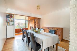 <p><strong>Het duplex appartement </strong>ligt vlak bij het centrum van Merksem en in de directe nabijheid van invalswegen, winkels, scholen en openbaar vervoer. </p><p><br /></p><p><strong>De indeling: </strong><span>Je komt binnen op de gelijkvloerse verdieping in de inkomhal met trap naar het appartement en de toegang tot de tuin met garagebox. </span>Op de eerste verdieping is er een grote leefruimte met eetkamer – een volledig ingerichte keuken met hedendaags comfort – een kamer in te richten als bureau, hobby, waskamer of extra bergplaats - een grote veranda – een apart toilet. De tweede verdieping bestaat ten slotte uit 4 zeer grote slaapkamers waarvan één met en-suite badkamer - een 5de slaapkamer met terras - een aparte badkamer met ligbad.</p><p><br /></p><p><strong>Troeven:</strong> - Het appartement is ca. 260m² en heeft 5 slaapkamers (27m², 23m², 20m², 12m² en 11m²) én 2 badkamers - Brede en diepe tuin met garage voor 2 wagens - een warme parketvloer in de leefruimte - een authentieke openhaard</p>
