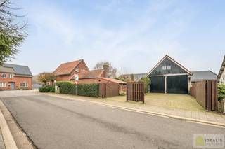 IDEALIS VASTGOED – Prachtige, stijlvolle woning met een aangename 123m² als bewoonbare oppervlakte. De woning omvat een lichtrijke ruime...