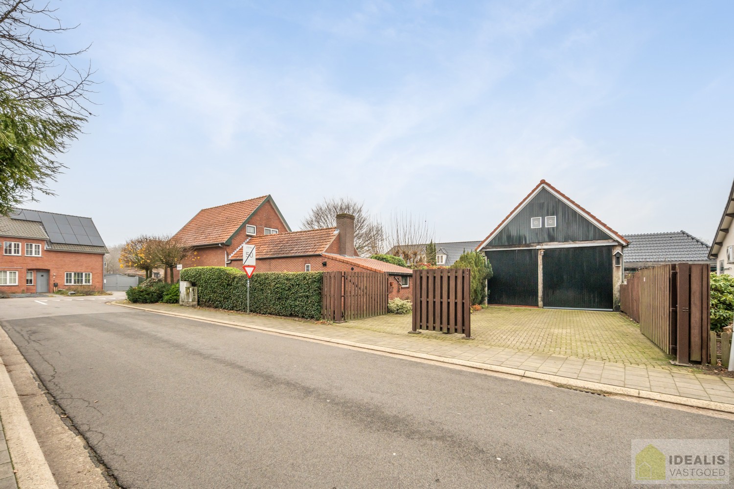 IDEALIS VASTGOED – Prachtige, stijlvolle woning met een aangename 123m² als bewoonbare oppervlakte. De woning omvat een lichtrijke ruime woonkamer voorzien van een pellet kachel en met een prachtige parketvloer dewelke overgaat in de keuken en 3 slaapkame - foto 3