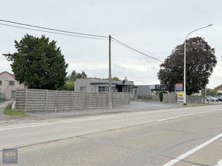 VEELZIJDIG HANDELSPAND MET WOONSTOp een uitstekende locatie langs de Mechelsesteenweg bevindt zich deze bungalow met handelsgedeelte, momenteel...