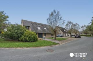 In de gegeerde wijk Zwaanhoek te Zandvoorde ontdek je deze ruime halfopen woning. Hier woon je in een aangename, groene omgeving waar rust en ruimte nog vanzelfsprekend aanvoelen. Een plek waar je na een drukke werkdag thuiskomt, de dagelijkse hectiek even achter je laat en geniet van het buitenleven, zonder afgelegen te wonen.<br /><br />De halfopen bebouwing en het ruime perceel bieden heel wat mogelijkheden om van deze woning jouw eigen thuis te maken. Beneden kom je via de inkom met apart toilet in de aangename leefruimte met uitgeruste keuken. Overal vind je de connectie met de buitenomgeving terug. Aanpalend is een praktische berging/wasplaats met garage. Op de verdieping bevinden zich 2 ruime kamers, waarvan 1 met dressing. Deze dressing is perfect om te vormen tot een 3e slaapkamer. De badkamer is uitgerust met douche, ligbad met jetstreams en toilet.<br />De ruime zolder biedt extra opbergmogelijkheden!<br /><br />Zwaanhoek is geliefd om zijn residentiële karakter en rustige woonomgeving, terwijl je dankzij de vlotte aansluiting op de belangrijkste verbindingswegen snel richting Oostende, Oudenburg en de omliggende gemeenten rijdt. Ook winkels, scholen en andere dagelijkse voorzieningen bevinden zich binnen handbereik.