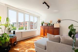 <p>Located on the corner of Camille Huysmanslaan, in the heart of the trendy Exhibition District, this charming apartment of approximately 64 m² enjoys an excellent location. It is conveniently situated close to the Ring road, the Singel and public transport, with Antwerp Expo, the Wilrijk Squares and Park Den Brandt all within easy walking distance.</p>
<p>Upon entering the apartment, the colourful floor tiles in the entrance hall immediately catch the eye. The bright living area is divided into two sections and features authentic mosaic parquet flooring. The fully fitted kitchen is equipped with a refrigerator, microwave oven, oven, gas hob and dishwasher. It also provides access to a peaceful terrace where you can enjoy complete privacy.</p>
<p>The spacious bedroom of approximately 14 m² is connected to the bathroom, which is fitted with a bathtub, washbasin and toilet.</p>
<p>The apartment also offers a practical storage room with connections for a washing machine and tumble dryer.</p>
<p>A move-in-ready apartment full of character in a prime location, ideal for anyone looking to enjoy comfortable living with all amenities close at hand.</p>