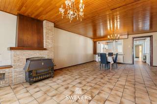 Voor meer info en foto’s, surf naar www.swevers.be – Halfopen woning met renovatiepotentieel gelegen aan de Grote Eggestraat 18 in Zonhoven. Gebouwd in 1949 en met een bewoonbare oppervlakte van 131 m² biedt deze woning een solide basis voor wie een eigen woonproject wil realiseren. De indeling is klassiek en praktisch, met op het gelijkvloers een inkomhal, bergruimte, een lichtrijke woonkamer van 29,6 m² en een aansluitende keuken van 16 m2. Verder zijn er een wasruimte, apart toilet en een veranda met toegang naar buiten.<br />Op de eerste verdieping bevinden zich twee slaapkamers (14,8 m² en 10,4 m²) en een centraal gelegen badkamer. Via een vaste trap bereikt u de ruime zolder van 48 m², die mogelijkheden biedt voor extra kamers of een hobbyruimte. De woning staat op een perceel van 431 m² met westelijke oriëntatie, wat zorgt voor aangename zon in de namiddag en avond. Achteraan bevindt zich een tuin met potentieel om een fijne buitenruimte te creëren. Extra troef is de garage van 35 m². Gelegen op een gunstige locatie nabij scholen, openbaar vervoer, winkels en met een vlotte verbinding naar omliggende steden. Ideaal voor renovatieliefhebbers die op zoek zijn naar ruimte en mogelijkheden. Voor meer informatie, bel 011 255 155. Bron bewoonbare oppervlakte: EPC – verslag. Dit pand is onderworpen aan de renovatieverplichting van de Vlaamse overheid voor residentiële gebouwen (behoudens bij sloop binnen 5 jaar na de aankoop). Consulteer voor meer informatie de website van het Vlaams Energie- en Klimaatagentschap via https://www.vlaanderen.be/een-huis-of-appartement-kopen/renovatieverplichting-voor-residentiele-gebouwen.