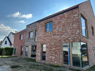 Je komt deze ruime, moderne woning binnen via de inkomhal waar je toegang hebt tot het gastentoilet, een eerste berging, de keuken en de leefruimte. Deze omvat een zithoek, een eethoek. Verder is er op het gelijkvloers ook nog een tweede berging onder de trap. Op de eerste verdieping heb je drie volwaardige slaapkamers, een volledig uitgeruste badkamer en een apart toilet. Via een vaste trap kan je nog naar de tweede verdieping die mogelijkheid biedt tot extra slaapkamer(s).<br /><br />Troeven: <br />- Lage energiepeil van E20<br />- Warmtepomp (Lucht-water) voor vloerverwarming en -koeling<br />- Zonnepanelen 1600 Wp<br />- Ventilatie type C<br />- Volledig geïsoleerd <br />- Achtergelegen carport is inbegrepen<br />- Voortuin aangelegd<br /><br />Meer info of een bezoek ter plaatse via tom@immoroba.be of 056 14 02 00<br /><br />Mooi meegenomen: de drie eerste woningen maken deel uit van een reconversieproject waardoor ze kunnen worden aangekocht aan 6% BTW (indien aan de voorwaarden wordt voldaan).