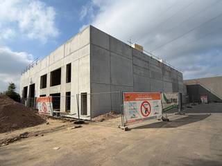 Wommelgem modern magazijn van 720m² met kantoren verdeeld over 2 verdiepingen van 225m² in de industriezone van Wommelgem.<br />Modern magazijn met hoogte van +/- 9m.<br />Goed gelegen nabij het rondpunt in Wijnegem.<br /><br />- Magazijn 720m²<br />- Kantoor op 2 verdiepingen langs de straatkant van 225m²<br />- 1 ruime sectionaal poort van 4,5 op 5m<br />- Parkings