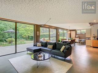 Verhuurperiode 1 jaar van 09/2025 t/m 08/2026. Exclusieve moderne split level-villa van 2007, tuin grenzend aan Moorselbos, gelegen in...