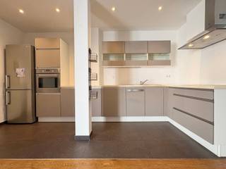 <p>Ideaal gelegen in de Pentagone, vlak bij het historische centrum van Brussel, op de 1e verdieping van een karakteristiek gebouw, bieden we dit prachtige appartement met één slaapkamer van 94 m² + twee terrassen. Het biedt: een inkomhal, eetkamer, grote lichtrijke woonkamer met open keuken en toegang tot een groot terras (+- 20 m²), een grote slaapkamer (+- 18 m²) met toegang tot het tweede terras, een badkamer met douche en bad, apart toilet en een wasruimte. Gemeenschappelijke kosten: 100 €/maand. Onmiddellijk beschikbaar. EPB C. Dit appartement zal u bekoren door zijn goede ligging, de ruime woonkamer en het terras. Een bezichtiging is een must!</p>