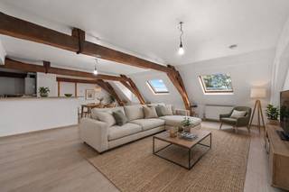<p>Ruim appartement met 3 slaapkamers in een karaktervol gebouw, gelegen in het centrum van Aat.<br /><strong>Indeling:</strong> prachtige, lichtrijke woonkamer van 85 m², volledig ingerichte keuken, 3 mooie slaapkamers, een badkamer met bad en wastafel, en een apart toilet.<br />Het appartement beschikt ook over een privékelder.</p>
<p><strong>Technisch:</strong> EPC-label B, dubbele beglazing, centrale verwarming op gas met individuele ketel, elektrische installatie conform, gebouw voldoet aan brandveiligheids- en elektriciteitsnormen.</p>
<p><strong>Bezoeken op afspraak</strong> met IMMO BEGUIN: baptiste@immobeguin.be</p>