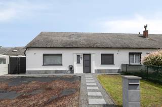 <p>[[ DIT PAND NEEMT DEEL AAN DE ERA OPEN HUIZEN DAG OP 13/6 VAN 13:00 TOT 14:00 ]]</p><p> </p><p>Deze instapklare woning combineert comfortabel wonen met een praktische indeling en een rustige ligging aan de stadsrand met veel parkeergelegenheid. In 2019 werd de woning grondig gerenoveerd en sindsdien steeds met zorg onderhouden. Dankzij de slaapkamer en badkamer op het gelijkvloers is gelijkvloers wonen perfect mogelijk, terwijl de bovenverdieping nog twee extra slaapkamers biedt. Bovendien zorgt de aanwezige airconditioning voor extra comfort, zowel in de zomer als in de winter. Buiten geniet u van een nette, onderhoudsvriendelijke tuin met terras, ideaal om in alle rust te ontspannen.</p><p> </p><p>Belangrijkste ruimtes:</p><p>• Woonkamer met airco en veel lichtinval</p><p>• Keuken uitgerust met vaatwasser, dampkap, microgolfoven, koelkast, diepvries, oven en gaskookplaat</p><p>• Badkamer met inloopdouche, ligbad en dubbele wastafel in meubel</p><p>• Berging met aansluiting voor wasmachine</p><p>• Drie slaapkamers</p><p>• Inkomhal</p><p>• Tuin met terras en berging</p><p> </p><p>Troeven:</p><p>• Instapklaar</p><p>• Halfopen bebouwing</p><p>• Zeer rustig gelegen nabij centrum Mechelen en alle voorzieningen</p>