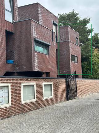 Ben jij op zoek naar een appartement met 2 slaapkamers met zeer veel lichtinval? Dan hebben wij gevonden wat jij zoekt!<br />Het appartement is gelegen op de eerste en tweede verdieping en is enkel te bereiken via de trap.<br /><br />INDELING:<br />Eerste verdieping:<br />- Inkomhal<br />- Keuken<br />- Eetkamer<br />- Woonkamer<br />- Berging/wasplaats<br />- Apart toilet<br />- Slaapkamer 1<br />- Terras<br /><br />Tweede verdieping: <br />- Slaapkamer 2<br />- Badkamer<br /><br />De gemeenschappelijke kosten bedragen €40,00 per maand. <br /><br />LIGGING:<br />- Het appartement is gelegen in Wijchmaal. <br />- Scholen, horeca, winkels en het openbaar vervoer bevinden zich op fietsafstand. <br /><br />EXTRA TROEVEN: <br />- Het appartement is voorzien van grote raampartijen. <br />- Het appartement is reeds voorzien van gordijnen en lichtarmaturen. <br /><br />Meer weten? <br />Contacteer ons en wij helpen je graag dichtblij verder!