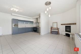 In het centrum van Langemark, op wandelafstand van de markt en alle voorzieningen, bevindt zich dit instapklare appartement met 2 slaapkamers. Het appartement beschikt over een <strong>conforme elektrische keuring, een EPC-label C</strong> (geen renovatieplicht) en is<strong> asbestveilig</strong>. Verhuizen kan dus zonder zorgen!<br /><br /><strong>Indeling</strong><br />Gezellige woon- en eetkamer (36 m²) met elektrische haard en open keuken, uitgerust met een gasfornuis, dampkap, oven, microgolfoven en anderhalve spoelbak. De hal geeft toegang tot 3 kamers (15 - 10 - 5 m²) en een badkamer (3 m²) met douche en enkelvoudig wasmeubel. Verder is er een berging (4 m²), een kelder (11 m²) en een garage (23 m²) met rechtstreekse toegang tot het appartement.<br /><br />Check zeker ook <strong>onderstaande video</strong>.<br />Link: https://youtube.com/shorts/6gmKvUp2_BU<br /><br /><strong>Meer informatie of een vrijblijvend bezoek?</strong><br />Bel Minthus op 0470 43 78 21 of mail naar info@minthus.be.