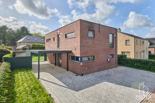 <h2><span>Ruime en comfortabele woning op een rustige locatie nabij de Nederlandse grens</span></h2>
<p><span>Op een rustige locatie in een </span>doodlopende straat<span>, vlak bij de Nederlandse grens, bevindt zich deze verzorgde woning met drie slaapkamers en een zonnige, zuidgerichte tuin.</span></p>
<p><span>Bij het betreden van de woning komt u terecht in de inkomhal, die toegang biedt tot de </span>ruime woonkamer met eetgedeelte<span> en de volledig ingerichte keuken. Verder beschikt het gelijkvloers over een apart gastentoilet en een praktische wasplaats.</span></p>
<p><span>Op de verdieping bevinden zich </span>drie slaapkamers<span>, waarvan één met dressing, een badkamer en een handige berging. Alle slaapkamers zijn bovendien uitgerust met airconditioning voor optimaal comfort.</span></p>
<p><span>Buiten geniet u van een </span>zuidgerichte tuin<span>, ideaal om heerlijk te ontspannen. Daarnaast beschikt de woning over een carport/garage en een praktisch tuinhuis.</span></p>
<p><span>Extra troeven zijn het aanwezige alarmsysteem, de vliegenhorren, verwarming op aardgas en het gunstige </span>EPC-label B<span>.</span></p>
<p>EPC:<span> 198 kWh/m²/jaar</span><br />Certificaatnummer:<span> 20261023-0003981286-RES-1</span></p>
<p><span>Bouwjaar: 2006<br />Bewoonbare oppervlakte: 194 m²<br />Oppervlakte perceel: 566 m²</span><span></span></p>
<p><span><br />Overstromingsgevoeligheid<br />P-score: A (Geen overstroming gemodelleerd)<br />G-score: A (Geen overstroming gemodelleerd)<br /><br />Kuypersveld 13 – 3910 Pelt<br />Instelprijs: € 519.000,00</span></p>
<p><span>Bent u op zoek naar een ruime woning waar rust, comfort en een gunstige ligging samenkomen? </span></p>
<p><span>Neem gerust contact met ons op voor meer informatie of een bezichtiging: info@peltermakelaardij.be tel.: +32 93 60 60.</span></p>
<p><span>Vg, WgLk, Gmo, Gvkr, Vv</span></p>