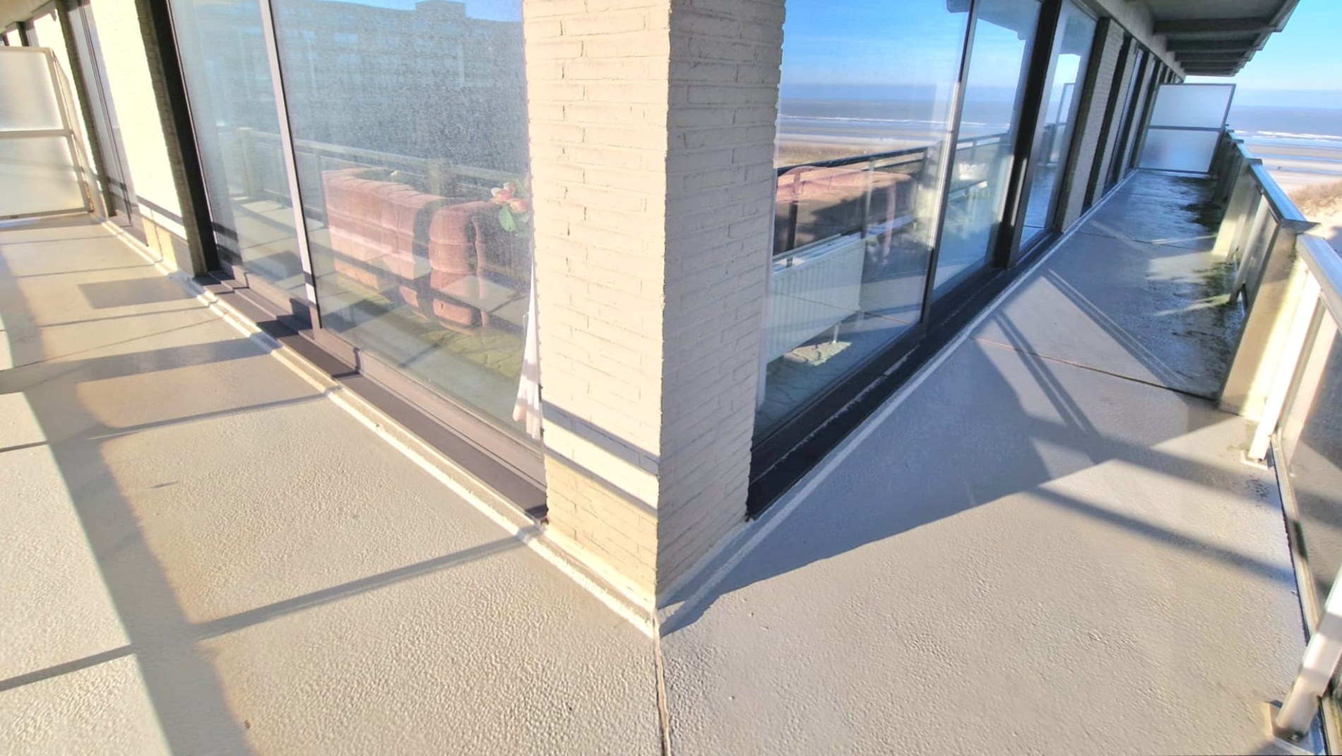 HOEKAPPARTEMENT (98 m2) MET ZIJDELINGS ZEEZICHT + DRIE SLAAPKAMERS MET ZONNETERRAS GELEGEN OP DE PRACHTIGE LEOPOLD I ESPLANADE TE DE PANNE - foto 4