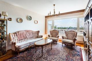 Locatie<br /><br />Op zoek naar een zonnig appartement op een rustige locatie, vlak bij het bruisende centrum van Hoboken en de stad? Dit appartement ligt in een straat met enkel bestemmingsverkeer en op wandelafstand van winkels, scholen, openbaar vervoer, groen en recreatie. Dankzij de nabijheid van de A12, E19, E17 en de Antwerpse Ring geniet u bovendien van een uitstekende bereikbaarheid.<br /><br />Beschrijving<br /><br />Dit lichtrijke appartement op de 5e verdieping van een verzorgd gebouw beschikt over een ruime inkomhal met vestiairekast. De woonkamer met parketvloer geeft uit op een zonnig terras. Aansluitend bevindt zich de keuken met berging en aansluitingen voor wasmachine en droogkast. Verder zijn er een badkamer met bad en dubbele wastafel, een apart toilet en twee ruime slaapkamers met parketvloer. Eén slaapkamer biedt toegang tot een tweede terras met uitzicht op de binnentuin. Het gebouw beschikt over een gemeenschappelijke fietsenberging en afvalruimte. Een ruime staanplaats voor twee stadswagens is optioneel aan te kopen voor €25.000.<br /><br />Belangrijkste troeven<br /><br />- Centrale ligging nabij alle voorzieningen<br />- Lichtrijke woonkamer<br />- Twee ruime slaapkamers<br />- Twee terrassen<br />- Parket in woon- en slaapkamers<br />- Ruime staanplaats (optioneel)<br />- EPC-label B (goed voor je portemonnee én milieu)<br />- Gemeenschappelijke fietsenberging.<br /><br />Verplichte vermeldingen<br />EPC: 106 kWh/m²/jaar – Label B;<br />P- & G-score: D & A;<br />Stedenbouw: Vg-Wg-Gmo-Gvkr-Gvv.