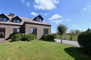 Deze prachtig gerenoveerde halfopen bebouwing in Alken, gelegen op de Hoogsimsestraat, bevindt zich op een ruim perceel van maar liefst 1ha39a60ca en biedt een unieke kans voor paarden- en dierenliefhebbers die comfortabel willen wonen in een groene, en rustige omgeving, doch vlakbij het N80 richting Sint-Truiden en Hasselt, alsook het centrum van Alken.<br /><br />Sinds 2018 werd de woning grondig en smaakvol gerenoveerd, met bijzondere aandacht voor energiezuinigheid en modern wooncomfort. Zo geniet u onder andere van hoogrendementsbeglazing, een recente verwarmingsketel op aardgas, airconditioning boven &amp; beneden en vernieuwde badkamers en vloeren – instapklaar en zorgeloos wonen gegarandeerd.<br /><br />Bij het betreden van de woning wordt u verwelkomd in een ruime inkomhal met open trap, gastentoilet en een praktische vestiaire-/bureauhoek. De lichtrijke leefruimte vormt het hart van de woning en combineert moeiteloos een gezellige zithoek, eetruimte en speelhoek/werkplek. Grote raampartijen zorgen hier voor een aangename connectie met buiten. De volledig vernieuwde en uitgeruste keuken is een echte troef en beschikt over kwalitatieve toestellen zoals een heteluchtoven (BAUKNECHT), inductiekookplaat (SIEMENS), dampkap (NOVY) en vaatwasser (BOSCH), afgewerkt met een stijlvol composiet werkblad inclusief spoelbak. Vanuit de keuken en van aan de ontbijttafel, geniet u van een prachtig uitzicht op de tuin, het terras en de omliggende weilanden. Het aansluitende verhoogde terras met hetzelfde mooie zicht, is de ideale plek om te ontspannen.<br /><br />De bovenverdieping biedt drie volwaardige slaapkamers, een dressing en een moderne badkamer uitgerust met bad, dubbele lavabo en toilet – perfect voor het hele gezin.<br /><br />Op de benedenverdieping vindt u een centrale hal met toegang tot een voorraadkelder, vernieuwde douchekamer (met ingebouwde wasvoorzieningen) en een ruime garage met werkplaats, die plaats biedt aan een wagen, fietsen en extra opslag.<br /><br />Ook buiten is het puur genieten. De fraai aangelegde tuin, aangelegd in samenspraak met een tuinarchitect, beschikt over een grote oprit tot aan de weilanden en een afsluitbare toegangspoort voor optimale privacy. Extra troeven zijn de stalling met uitloop, speeltuin en uitgestrekte weilanden.<br /><br />Voor paardenliefhebbers is dit een absolute droom: een stalling met twee boxen, voederkamer en uitlooppaddock, gecombineerd met een weiland van meer dan 1 hectare – ideaal om uw dieren aan huis te houden.<br /><br />Bent u op zoek naar rust, ruimte en luxe gecombineerd met dierenmogelijkheden? Dan is dit een unieke opportuniteit die u niet mag missen. Bel ons snel op 011 70 70 19.