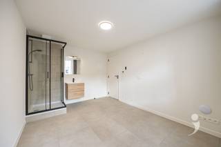 <p><span>Découvrez cette chambre d'étudiant moderne dans un projet de rénovation de haute qualité, situé dans la Vaartstraat, dans le cœur animé de Louvain. Le bâtiment a été entièrement rénové avec des matériaux durables et de haute qualité et répond aux normes contemporaines en termes de confort et d'efficacité énergétique.</span></p><p><span>La chambre est située au 1er étage et est équipée d'une pompe à chaleur air-air à haute efficacité énergétique, permettant à la fois un chauffage efficace en hiver et une climatisation rafraîchissante en été. La chambre est vendue entièrement meublée et dispose d'un sommier, d'un bureau, d'une chaise de bureau, d'une armoire encastrée, d'un rideau et d'un coin petit-déjeuner pratique avec micro-ondes et réfrigérateur. En outre, la chambre dispose de ses propres installations sanitaires, ce qui garantit un maximum de confort et d'intimité.</span></p><p><span>Le bâtiment dispose d'une cuisine commune entièrement équipée où les étudiants peuvent préparer leurs repas en tout confort. En outre, le bâtiment dispose d'un petit jardin de ville avec une terrasse, un endroit agréable pour se détendre ou étudier à l'extérieur.</span></p><p><span>Grâce à sa situation centrale dans la Vaartstraat, les campus, les magasins, les bars et les restaurants ainsi que le centre historique de Louvain sont accessibles à pied - une base idéale pour ceux qui veulent étudier et investir dans la qualité et l'insouciance.</span></p><p><span>La chambre d'étudiant sera également gérée professionnellement par l'équipe Rentmeester d'Immo Livit pendant 3 ans. Ce service professionnel est inclus dans le prix demandé, vous permettant, en tant que propriétaire, de profiter de votre investissement sans aucun souci.</span></p><p><span>Les photos'proviennent de propriétés de référence et servent à illustrer le niveau de finition et l'ambiance. L'achèvement des travaux est prévu pour début juin 2026.</span></p><p><span>Intéressé par cette chambre d'étudiant de grande qualité ? Contactez-nous au 016 15 31 15 ou à info@immolivit.be.</span></p>