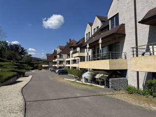 <p>Ontdek dit luxe 3-slaapkamer appartement in een groene oase, vlakbij centrum Aalst.</p><p>Dit ruime appartement van 128m2 beschikt over: een lichtrijke leefruimte met aansluitend terras, een open keuken met ontbijthoek en aansluitend terras, 3 slaapkamers met een terras, een badkamer die beschikt over een dubbele wastafel, ligbad & douche, een toilet, een berging met voorziening voor wasmachine & droogkast.</p><p>Parkeer en opbergmogelijkheden zijn ruim: bij het appartement zijn een buitenstaanplaats en een ondergrondse dubbele garage inbegrepen. De garage beschikt over een aparte berging. Daarbovenop is er nog een aparte kelder die nog extra opbergruimte biedt.</p><p>De prachtige tuin van residentie Anneti verschaft met een poortje rechtstreekse toegang tot het bos van het Osbroekpark.</p><p>Beschikbaar vanaf 01/01/2027.</p><p>€100 vaste kosten/maand (provisie).</p>