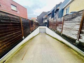 <p><span>Ondergrondse autostaanplaats</span><span><br />Centraal gelegen op wandelafstand van het centrum van Waarschoot, biedt deze moderne nieuwbouw residentie een ondergrondse autostaanplaats<br />Toegankelijk via een automatische poort met afstandsbediening.<br /><br />De residentie beschikt over een lift en trap die je naar de ondergrondse verdieping (-1) brengt, waar de autostaanplaats zich situeert.<br /><br /></span></p>