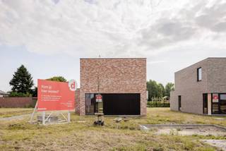 In de ‘Eggerstraat’, net buiten de dorpskern van Oostmalle bouwt Danneels deze stijlvolle open bebouwing op het lot 10. Het perceel is 499 m² groot en is rustig gelegen, helemaal achteraan de nieuwe buurt.<br /><br />Deze vrijstaande woning in moderne bouwstijl heeft een doordachte indeling. Met o.m. een lichtrijke open ingedeelde leefruimte, een volledig ingerichte keuken en badkamer, 3 ruime slaapkamers, dressingruimte in de master, een inpandige garage én een mooie tuin. <br /><br />De woning wordt heel energiezuinig en is uitgerust met een geothermische warmtepomp, vloerverwarming, zonnepanelen en een ventilatiesysteem met warmterecuperatie. <br /><br /><span>We werken jouw nieuwe thuis sleutel-op-de-deur voor je af. Jij kiest jouw keuken- en badkamerinrichting, de vloer- en wandtegels uit bij onze projectpartners. Onze klantenbegeleider staat voor je klaar tijdens het hele realisatietraject. </span>