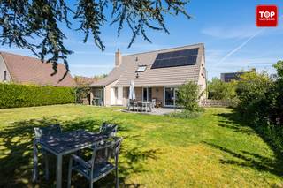<div>
<p>Gelegen in een rustige en aangename wijk bevindt zich deze charmante, instapklare woning. U geniet hier van een ideale combinatie tussen rust en bereikbaarheid, met winkels, openbaar vervoer, scholen en een sporthal op korte afstand.<br /><br />Indeling:<br /><br />Via de ruime inkomhal betreedt u de woning en ervaart u meteen een gevoel van openheid. Aan de linkerzijde bevindt zich de lichtrijke leef- en eetruimte, waar grote raampartijen zorgen voor een overvloed aan natuurlijk licht. In de bijkeuken bevindt zich een achterdeur die directe toegang biedt tot de tuin en zo een mooie verbinding creëert tussen binnen en buiten.Aansluitend vindt u de ruime en praktische keuken, voorzien van voldoende opbergruimte.<br /><br />Op het gelijkvloers beschikt de woning verder over een garage met sectionale poort en een aparte wasruimte, wat bijdraagt aan het dagelijks comfort.<br /><br />De eerste verdieping omvat drie volwaardige slaapkamers, waarvan één met een aansluitende dressing, en een recent vernieuwde, volledig uitgeruste badkamer.<br /><br />De woning werd bovendien energiezuinig gemaakt dankzij zonnepanelen, hoogrendements beglazing (Thermobel Advanced 1.0), vernieuwde voor- en achterdeur en na-isolatie van de spouwmuren. Dit resulteert in een gunstige EPC-score B, wat zorgt voor een lager energieverbruik en beperkte maandelijkse kosten.<br /><br />Buiten geniet u van een ruime oprit, een carport en een praktische fietsenstalling. De verzorgde voortuin en de aangename, royale achtertuin met tuinhuis maken het geheel compleet – ideaal voor wie houdt van rust en buitenruimte. <br /><br />De woning is beschikbaar uiterlijk 1 maand na akte.<br /><br />Interesse? Contacteer Topvastgoed voor een bezoek via 0475 700 700.</p>
</div>
<div>
<div></div>
</div>
<p><br /><br /></p>