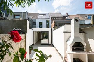 Deze smaakvol gerenoveerde woning is volledig instapklaar. Via de inkomhal, die tevens dienstdoet als praktische wasruimte en vestiaire, voorzien van stijlvolle maatwerkkasten, in deze ruimte is ook een apart toilet. De lichtrijke leefruimte vormt samen met de moderne, volledig uitgeruste keuken een aangename open woonomgeving. Dankzij de directe verbinding met het terras en de verzorgde tuin geniet u hier optimaal.<br /><br />Op de eerste verdieping vindt u een ruime slaapkamer met ingebouwde kasten en een badkamer, uitgerust met een ligbad, inloopdouche, lavabo en toilet. De tweede verdieping biedt plaats aan twee volwaardige slaapkamers, die eveneens beschikken over praktische maatwerkkasten.<br /><br />Ook op vlak van energieprestaties scoort deze woning uitzonderlijk goed. Dankzij de doorgedreven renovatie en de aanwezigheid van zonnepanelen behaalt de woning een uitstekende EPC-score van A+ (-4 kWh/m² per jaar). <br /><br />Gezien de nabijheid van de E17 en een spoorweg is deze woning niet geschikt voor mensen die gevoelig zijn aan geluid. <br /><br />Woning vrij bij akte. <br /><br />Contacteer Top Vastgoed voor een bezoek op 0475 700 700.
