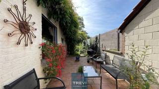 Jolie maison de maître proposant d’imposants volumes et un beau jardin dans un environnement calme à quelques pas du centre de...