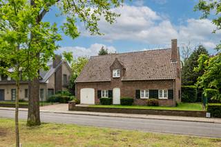 Deze charmante gezinswoning is gelegen op een ideaal zuidwest georiënteerd perceel van ca. 904 m² en biedt o.a. 4 volwaardige slaapkamers,...