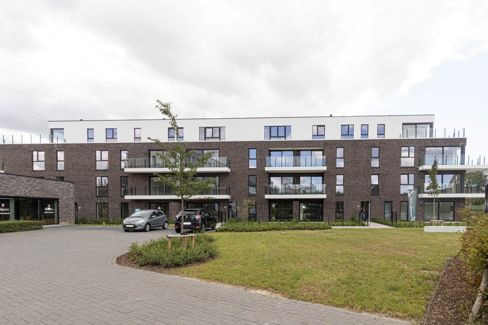 ! NIEUWE VOORWAARDEN! Zeer mooi afgewerkt en instapklaar nieuwbouwappartement gelegen in groene zone met mogelijkheid tot bijhuren van ondergrondse autostaanpla - foto 2