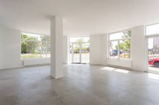 Handelsgelijkvloers op toplocatie!Bent u op zoek naar een unieke locatie voor uw zaak of investering? Ontdek dit uitzonderlijke handelsgelijkvloers...