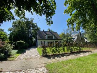 In deze groene en rustige omgeving, toch dicht bij het dorp, kan je deze volledig gerenoveerde woning vinden.Van zodra je de voordeur opendoet valt...